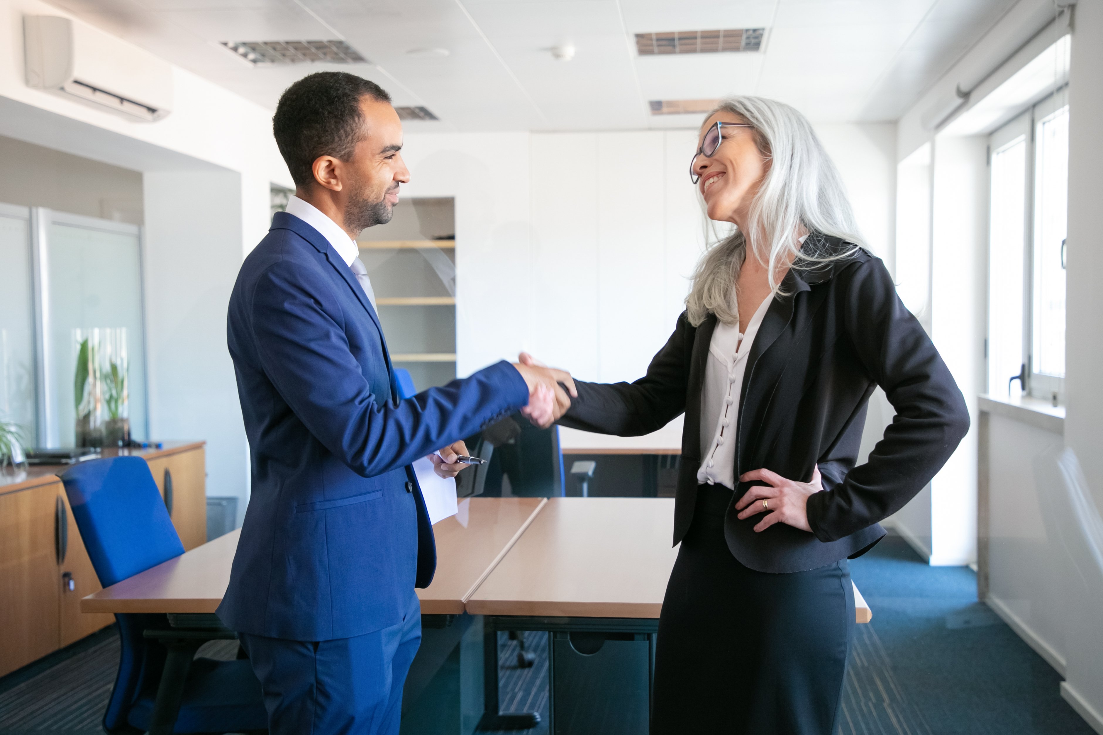 socios-seguros-apreton-manos-o-saludo-sala-reuniones-empresario-contenido-exitoso-gerente-profesional-canoso-que-concluye-contrato-concepto-trabajo-equipo-negocios-asociacion